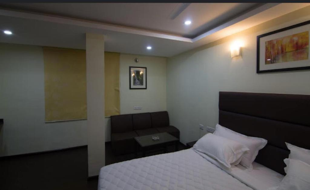 Ample Yard Hotel Chennai Exterior foto