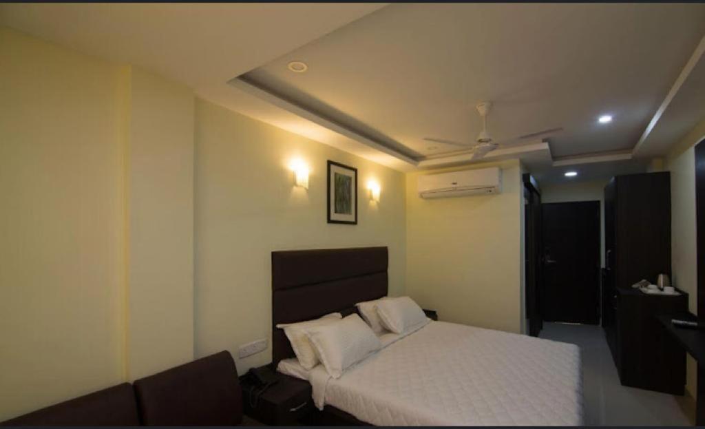 Ample Yard Hotel Chennai Exterior foto