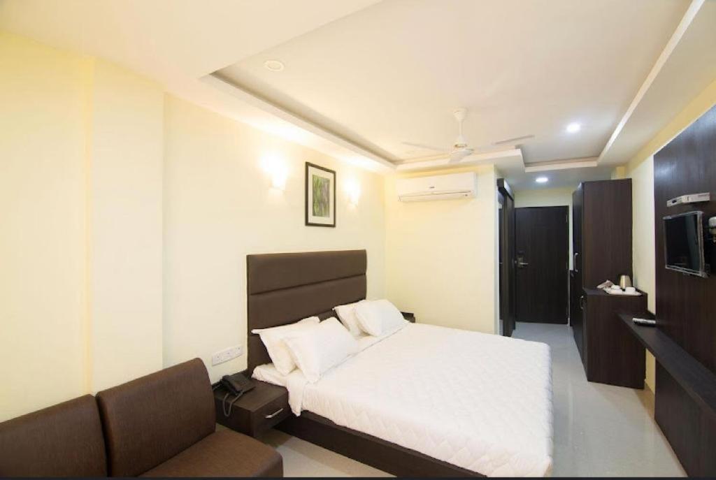 Ample Yard Hotel Chennai Exterior foto