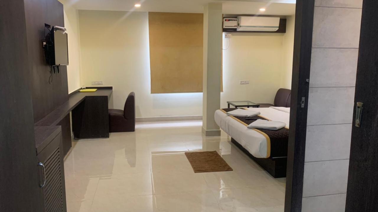 Ample Yard Hotel Chennai Exterior foto